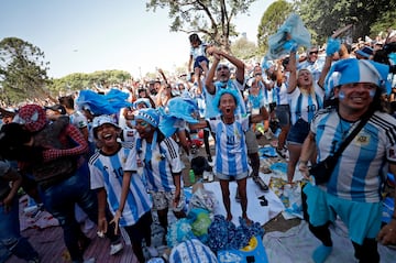 Aficionados argentinos celebran el primer gol de Argentina, obra de Messi de penalti.