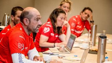 Xabi Fernández, patrón del 'Mapfre', en Melbourne valorando con la tripulación la tercera etapa de la Volvo Ocean Race y planificando la cuarta.