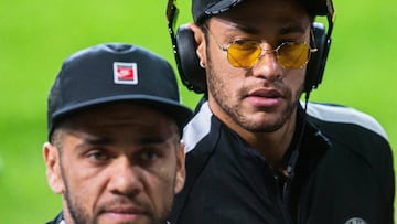 Los jugadores del Paris Saint-Germain Neymar y Dani Alves durante la inspección de campo en el Estadio Constant Vanden Stock en Bruselas