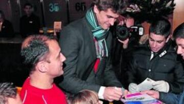 <b>MUCHO TIRÓN DEL ATHLETIC EN SU LLEGADA HASTA MÁLAGA</b> Fueron muchos los simpatizantes del Athletic que se acercaron hasta el Hotel NH Málaga para recibir al equipo rojiblanco, que conserva mucho tirón en Andalucía. Muniain fue uno de los jugadores más aclamados.