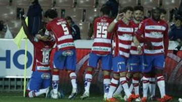 Los jugadores del Granada celebran el gol de Jhon C&oacute;rdoba.