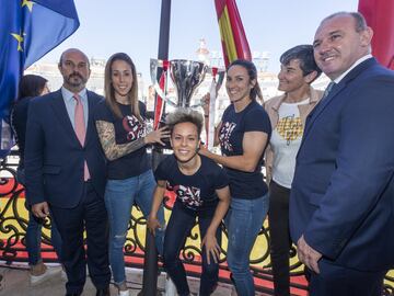 El presidente en funciones de la Comuidad de Madrid Pedro Rollán, las jugadoras rojiblancas Lola Gallardo, Amanda Sampedro, Jennifer Hermoso y la directora del femenino Lola Romero posan con la Copa de la Liga en el balcón de la Real Casa de Correos. 