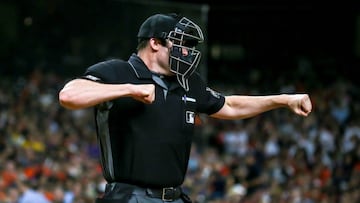 Mientras los jugadores no se sienten totalmente c&oacute;modos con jugar en medio de la crisis por coronavirus, los umpires han respaldado la decisi&oacute;n de la liga.