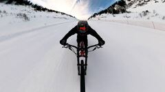 El piloto de MTB en la pista Linga 2 de la estaci&oacute;n de esqu&iacute; de Ch&acirc;tel.