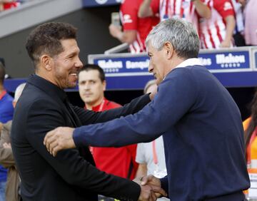 Setién y Simeone se saludan. 