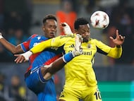 Soccer Football - UEFA Europa League - Viktoria Plzen v Fenerbahce - Doosan Arena, Plzen, Czech Republic - November 6, 2025 Viktoria Plzen's Sampson Dweh in action with Fenerbahce's Jhon Duran REUTERS/David W Cerny