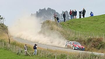 <B>AMARGO CUMPLEAÑOS</b>. Carlos Sainz cumple 41 años y no lo ha celebrado como esperaba, ya que ha cedido 14 minutos de golpe al salirse de pista.