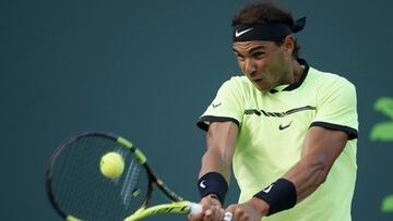 Rafael Nadal devuelve una bola a Philipp Kohlschreiber durante el encuentro de tercera ronda del Masters 1.000 de Miami.