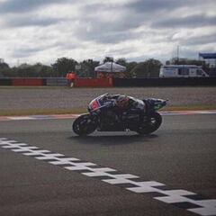 Maverick arranca delante y caída anecdótica de Márquez