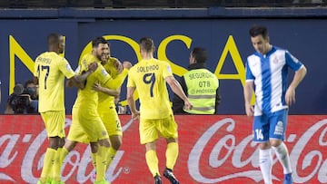 GRA315. VILLARREAL (CASTELL&Oacute;N), 04/03/2017.- El centrocampista italiano del Villarreal Roberto Soriano (2i) celebra con sus compa&ntilde;eros el primer gol frente al Espanyol, durante el partido de la 26 jornada de Liga de Primera Divisi&oacute;n que se juega hoy en el Estadio de la Cer&aacute;mica, en Villarreal. EFE/Domenech Castell&oacute;