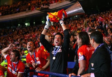 16/05/2007. Palop, héroe del partido al parar tres lanzamientos durante la tanda de penaltis de la final de la UEFA ante el Espanyol, levantando el trofeo de campeón.