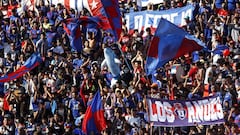 Futbol, entrenamiento de Universidad de Chile
 Hinchas de Universidad de Chile, realizan el tradicional banderazo previo al super clsico del domingo 15 de abril, 2018.
 Ramon Monroy/Photosport