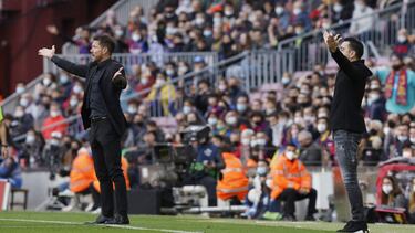 Xavi y Simeone, en el Camp Nou en el Barça-Atlético del 6 de febrero.
