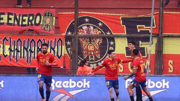 Futbol, Union Espanola vs Deportes Limache.
Fecha 13, Liga de Primera 2025.
El jugador de Union Espanola Felipe Espinoza, centro, celebra su gol contra Deportes Limache durante el partido de primera division disputado en el estadio Santa Laura en Santiago, Chile.
03/06/2025
Jonnathan Oyarzun/Photosport
Football, Union Espanola vs Deportes Limache.
13st turn, 2025 First division league.
Union Espanola’s player Felipe Espinoza, center, celebrates his goal against Deportes Limache during the first division match held at the Santa Laura stadium in Santiago, Chile.
03/06/2025
Jonnathan Oyarzun/Photosport