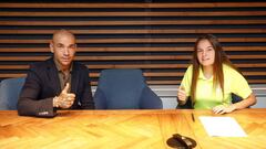 Mar&iacute;a Ruiz firma con el M&aacute;laga. A su derecha, Manolo Gaspar, director deportivo.