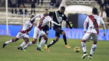 El delantero portugués del Córdoba Bebé avanza con el balón ante varios jugadores del Rayo Vallecano.