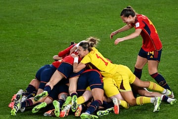 Las jugadoras celebran el primer Mundial de Fútbol Femenino para la selección española. 