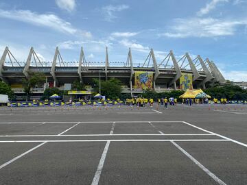 Los hinchas de la Selección Colombia acompañan al equipo en su partido ante Ecuador por las Eliminatorias Sudamericanas en el Metropolitano.