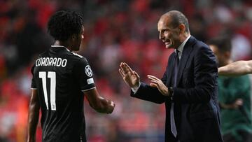 LISBON, PORTUGAL - OCTOBER 25: Massimiliano Allegri speaks to Juan Cuadrado of Juventus during the UEFA Champions League group H match between SL Benfica and Juventus at Estadio do Sport Lisboa e Benfica on October 25, 2022 in Lisbon, Portugal. (Photo by Octavio Passos/Getty Images)