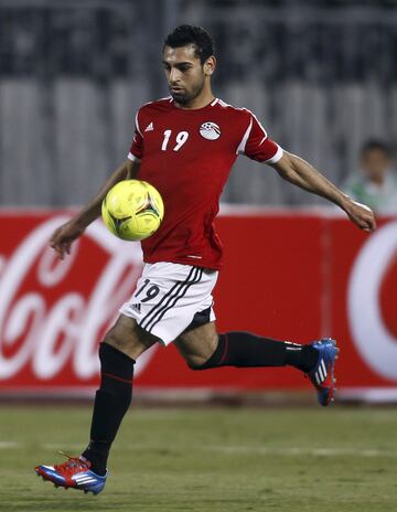 El egipcio Mohamed Salah controla el balón durante su partido de fútbol clasificatorio para la Copa Mundial de Brasil 2014 contra Mozambique en Borg El Arab "Army Stadium"
