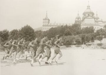 La exposición muestra la vinculación de San Lorenzo de El Escorial con el club rojiblanco a lo largo de la historia.  