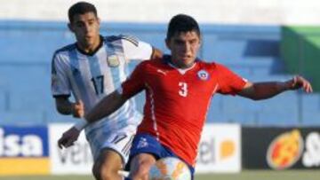 El azul Alonso Rodr&iacute;guez disputando un bal&oacute;n con Germ&aacute;n Berterame. 