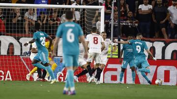 2-3. Karim Benzema marca el tercer gol en el minuto 91.