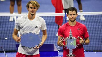 Alexander Zverev y Dominic Thiem posan con los torneos de subcampe&oacute;n y campe&oacute;n respectivamente tras la final del US Open 2020.