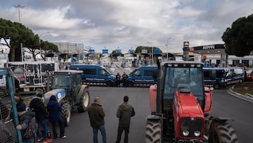 Agentes de Mossos d'Esquadra delante de los agricultores y tractores que han cortado uno de los accesos a Mercabarna, a 13 de febrero de 2024, en Barcelona, Catalunya (España). Las acciones de hoy de los agricultores y ganaderos se han convocado por Unió de Pagesos y Revolta Pagesa en Mercabarna, el Port de Tarragona y en la AP-7 y la N-II en Pontós (Girona). Agricultores y ganaderos de toda España han sacado sus tractores a las carreteras por sexto día consecutivo, para pedir mejoras en el sector, entre ellas exigir ayudas para afrontar las sequías que sufre el campo. Además, protestan contra las políticas europeas y su falta de rentabilidad.
13 FEBRERO 2024;AGRICULTORES;GANADEROS;TRACTORES
David Zorrakino / Europa Press
13/02/2024