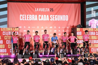 Los integrantes del equipo EF Education posan con sus bicicletas.