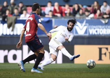 El jugador del Real Madrid, Isco, marca el 1-1 al Osasuna. 