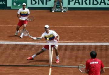 Farah y Cabal superaron a Nishioka y Uchiyama en el tercer partido. El domingo, Giraldo y Falla tienen el ascenso al Grupo Mundial en sus manos.