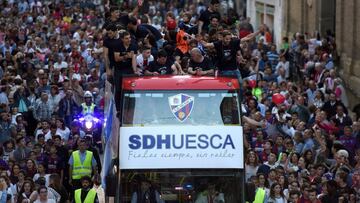 Los jugadores de la S.D. Huesca celebran por las calles de la capital oscense el ascenso del equipo, por primera vez en su historia, a la Primera División del fútbol español.