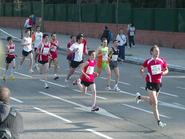 En la primera edición, en 1978, hubo categoría infantil, que ganó un chaval de 15 años. Incluso corrieron, y terminaron los 42 kilómetros y 195 metros, niños de diez años.