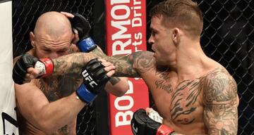 Dustin Poirier golpea a Conor McGregor durante el UFC 257.