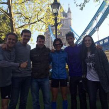 Alessandra y Javi Guerra, con su equipo.