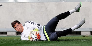 Del Juvenil B al primer equipo pasando por el Real Madrid Castilla. Siendo tercer portero del conjunto blanco levantó 2 Champions, Supercopas, ligas y Mundial de clubes. En 2017 fue fichado por el Getafe, jugando cedido en Cádiz y Huesca durante las últimas temporadas.