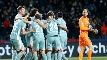 Los jugadores del Atlético de Madrid celebran la victoria tras el partido de la jornada 18 de LaLiga entre el FC Barcelona y el Atlético de Madrid, este sábado en el estadio olímpico Lluis Companys. EFE/Quique García