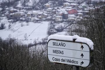 Señalización cubierta de nieve, a 18 de enero de 2023, en San Juan de Beleño, Ponga, Asturias. La Agencia Estatal de Meteorología (Aemet) ha elevado a naranja el nivel de alarma en Asturias, tanto por fenómenos costeros, como por acumulaciones de nieve que podrían ser de 20 centímetros en cotas superiores a los 1.000 metros. No solo los puntos más altos de la región se teñirán de nieve. La Aemet avisa de que hoy nevará por encima de los 300 metros en el interior y que en estos puntos podrían registrarse acumulaciones de hasta cinco centímetros de nieve.