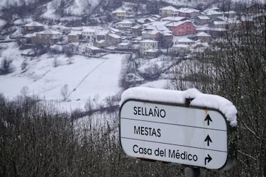 Señalización cubierta de nieve, a 18 de enero de 2023, en San Juan de Beleño, Ponga, Asturias. La Agencia Estatal de Meteorología (Aemet) ha elevado a naranja el nivel de alarma en Asturias, tanto por fenómenos costeros, como por acumulaciones de nieve que podrían ser de 20 centímetros en cotas superiores a los 1.000 metros. No solo los puntos más altos de la región se teñirán de nieve. La Aemet avisa de que hoy nevará por encima de los 300 metros en el interior y que en estos puntos podrían registrarse acumulaciones de hasta cinco centímetros de nieve.