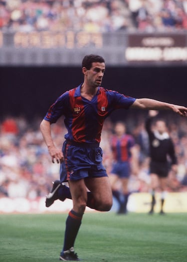 Este asturiano llegó al Barcelona procedente del Atlético de Madrid y gracias a su desparpajo, carisma, sacrificio y gran clase enseguida fue ídolo en el Camp Nou. Ni en el campo ni en la vida Julio Alberto era de los que se reservaba algo para luego. Era una mina para los periodistas por sus declaraciones y por su vida fuera de los terrenos de juego en la que se comportaba como una verdadera estrella de la prensa de sociedad, lo que podía a veces eclipsar su talento futbolístico, que era gigantesco. Es recordada su profecía en unos cuartos de final antes de jugar contra la Juventus: “si marco, me tiro al foso”. Marcó y tuvieron que frenarle los compañeros cuando iba directo a la zanja que rodeaba el Camp Nou.