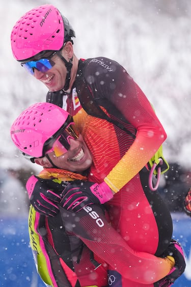 Oriol Cardona celebra con Ot Ferrer Martínez (diploma olímpico) la medalla de oro en la prueba de velocidad de esquí de montaña.   
 