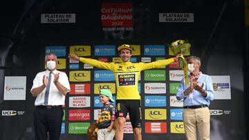 El ciclista esloveno Primoz Roglic celebra junto a su hijo su victoria en la clasificación general del Dauphiné 2022.