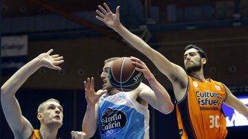 GRAF9319. SANTIAGO DE COMPOSTELA, 28/01/2018.- El escolta estadounidense del Monbus Obradoiro Matt Thomas (c) entra a canasta entre el pivot islandés Tryggvy Hlinason (i) y el escolta Joan Sastre (d) ambos del Valencia, durante el partido de Liga A