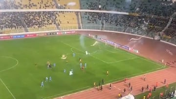 Increíble lo que pasó en Bolivia: hinchas lanzan fuegos pirotécnicos contra sus jugadores