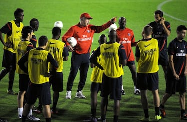 Ancelotti fue el primer entrenador nombrado por Nasser Al-Khlaïfi, pocos meses después de que la propiedad qatarí tomara el control de la entidad del Parque de los Príncipes. El técnico llegó en el ecuador de la temporada 2011-12 y, aunque tomó el mando con el equipo líder, no pudo aguantar el tirón del Montpellier. Tras año y medio en el cargo, llegó la primera llamada del Real Madrid. En 57 partidos de la Ligue 1, obtuvo 36 victorias, 14 empates y solo 7 derrotas.