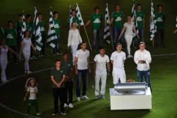 Los aficionados del equipo y las autoridades de la ciudad brasileña recibieron con emotivos homenajes a los jugadores colombianos antes del primer partido de la Recopa Sudamericana.