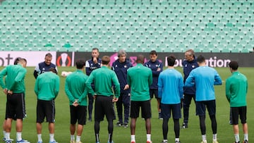 Pellegrini conversa con sus jugadores.