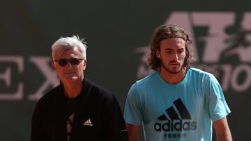 El tenista griego Stefanos Tsitsipas, junto a su padre y entrenador Apostolos Tsitsipas durante un torneo.