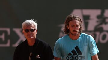 El tenista griego Stefanos Tsitsipas, junto a su padre y entrenador Apostolos Tsitsipas durante un torneo.